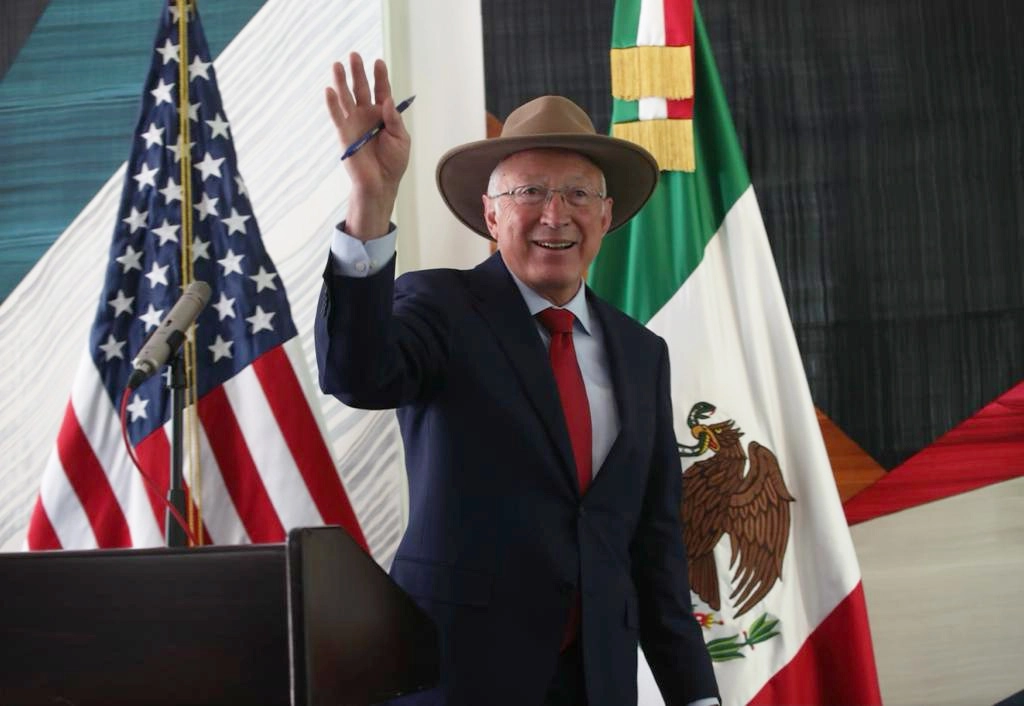 El embajador de Estados Unidos en México, Ken Salazar, durante su conferencia de prensa sobre inversiones de empresas de su país en el sureste del territorio mexicano, el 20 de mayo de 2022. Foto José Antonio López