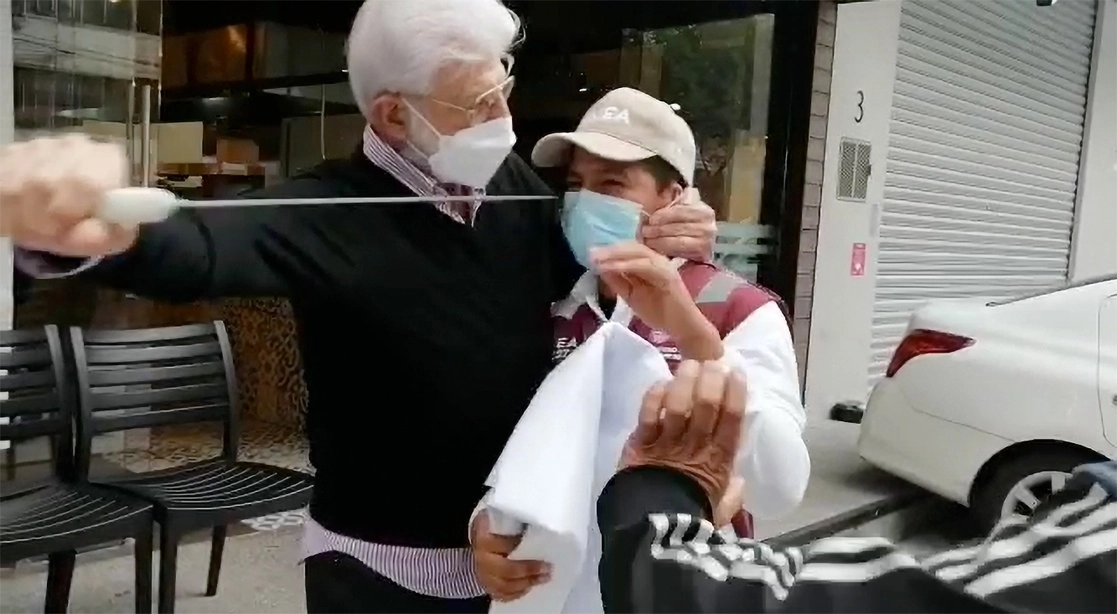 niel Tabe, padre del alcalde de Miguel Hidalgo, Mauricio Tabe, amenazó con un cuchillo a un trabajador del Invea que colocaba sellos de suspensión de actividades a uno de sus negocios. Foto tomada de un video en redes sociales