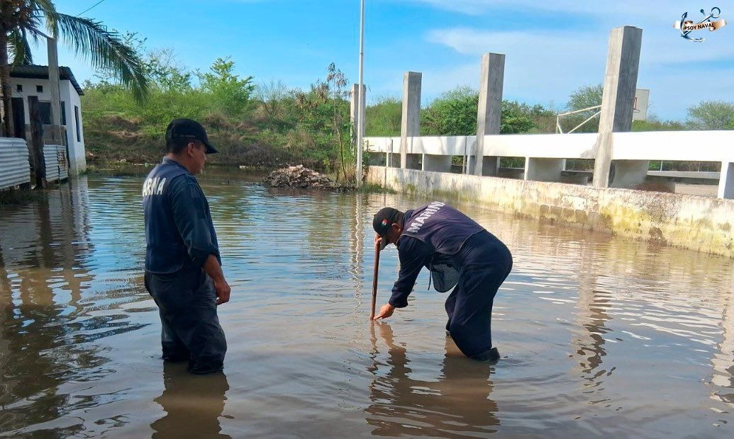 Brigadas de Respuesta a Emergencia de Semar trabajan brindando apoyos de remoción de lodo y basura, liberación de vialidades, atenciones médicas, auxilio a personas, así como traslado y seguridad en los albergues habilitados.