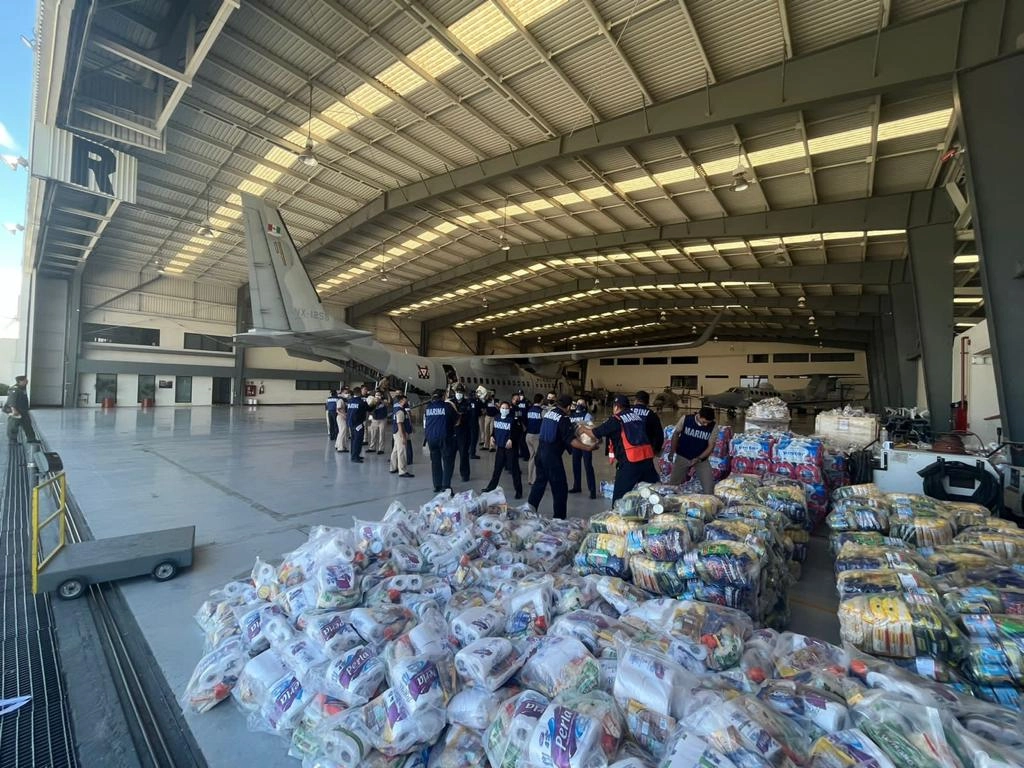 Entre las labores más importantes que han desarrollado en las comunidades afectadas se encuentran la evacuación de personas que habitan en zonas de riesgo y la entrega de toneladas de víveres en coordinación con la Sedena. Foto cortesía Semar 