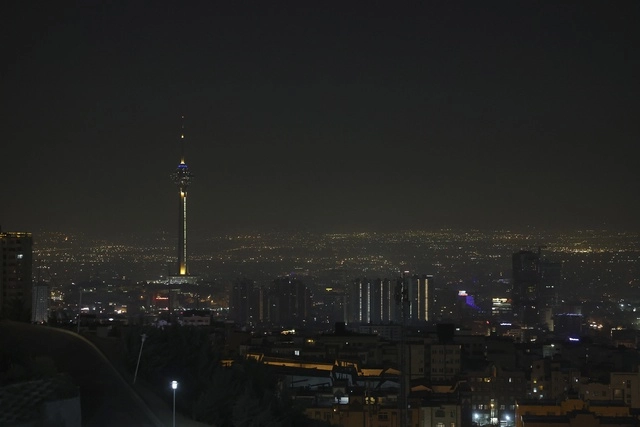 Vista general de Teherán después de que se escucharan varias explosione. Foto Ap