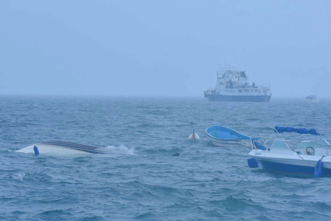 Algunas embarcaciones lucen volteadas tras los remanentes de la tormenta tropical Dalila, en el puerto de Acapulco, el 14 de junio de 2025.