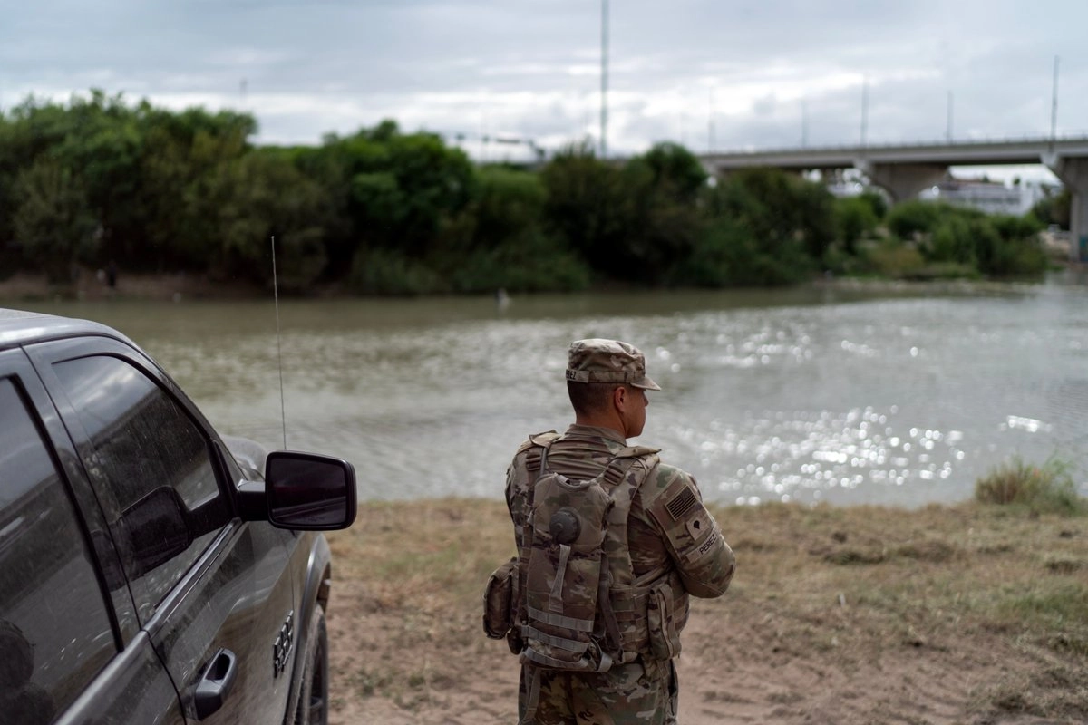 Un soldado de EU vigila el río Bravo, que separa a México de EU, en Laredo, Texas, el 14 de octubre de 2025.  Foto 