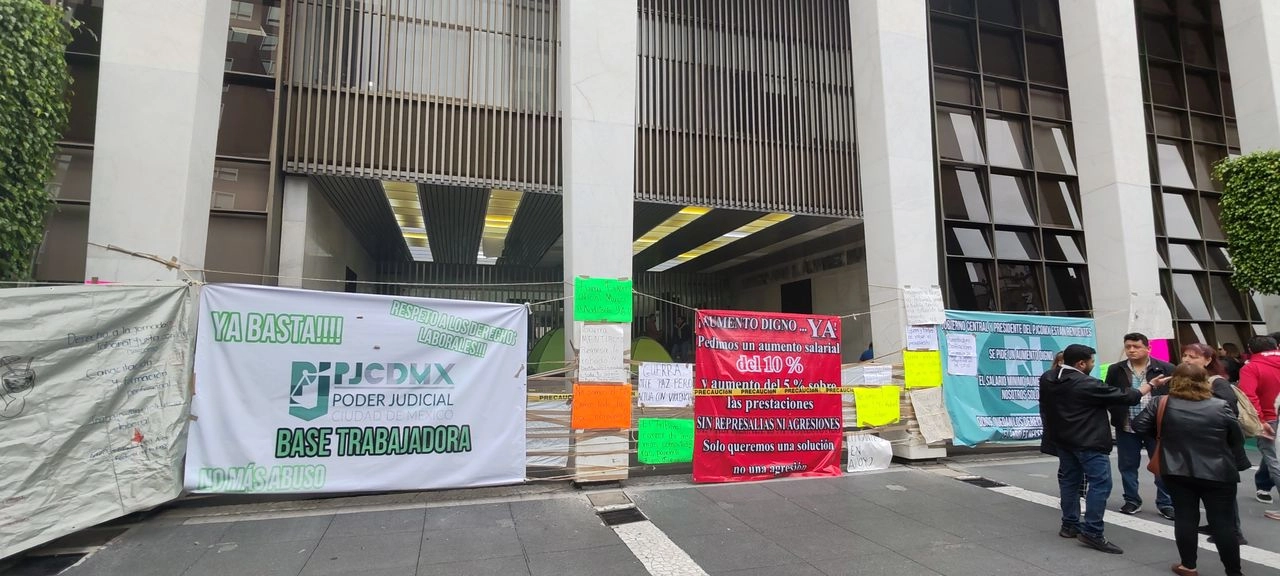 En la Ciudad Judicial se mantienen con puertas cerradas y pancartas en las que se expresan sus demandas. 