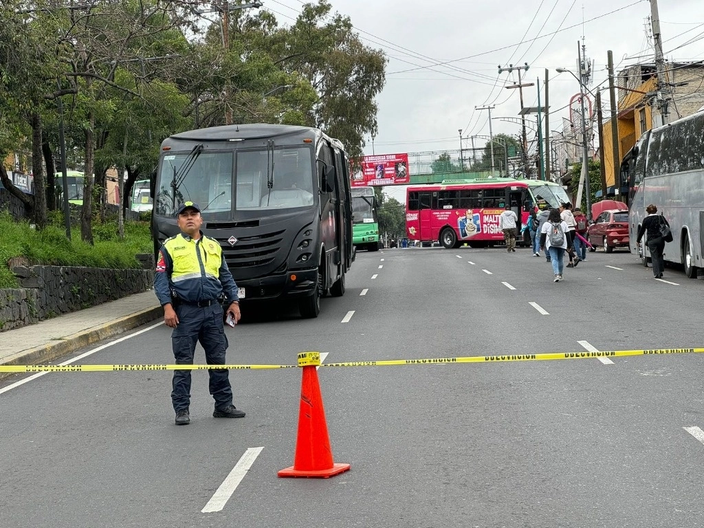 Vecinos de la alcaldía Álvaro Obregón bloquean la avenida Toluca, a la altura de 1 de noviembre de la colonia La concha, para protestar por la falta de agua en esta zona, en la Ciudad de México, el 24 de septiembre de 2024. Foto Luis Castillo