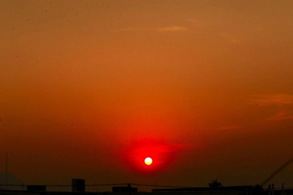 Los primeros rayos del sol sobre la capital del país permiten observar, desde el sur de la metrópoli, que aún se mantiene la contaminación ambiental, el 16 de mayo de 2024. Foto Luis Castillo