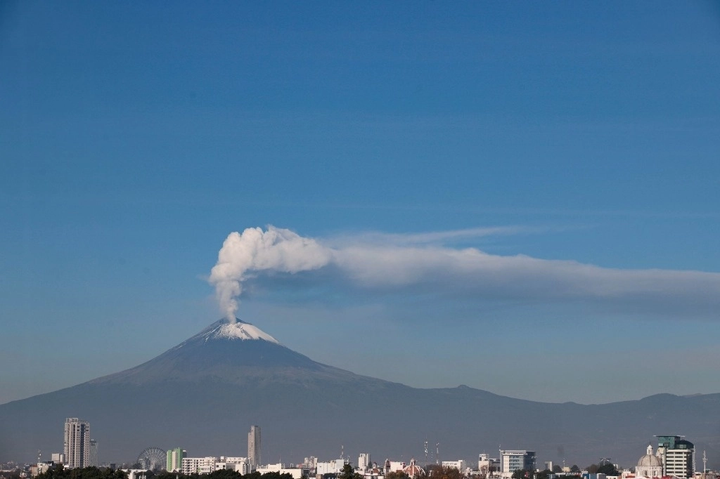 Fumarola del volcán Popocatépetl, el 23 de octubre de 2024. Imagen tomada desde Puebla. Foto Cuartoscuro 