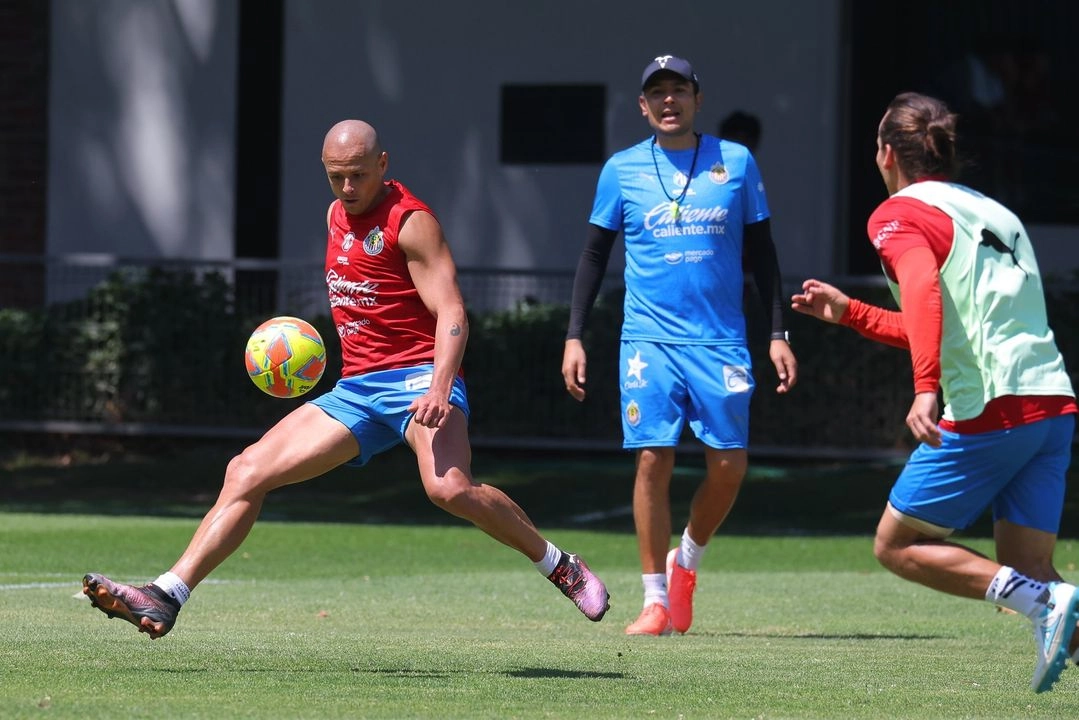 Jugadores de Chiva durante su entrenamiento de este miércoles. Foto