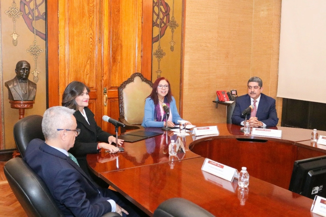 La titular de Educación Pública, Leticia Ramírez Amaya, (c) junto con Manuel  de Jesús Espino Barrientos (c,der) nuevo titular del Conalep. Foto Especial 