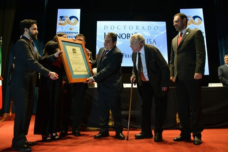 El 25 de octubre de 2018, Manuel Felguérez recibió el Doctorado Honoris Causa por la Universidad Autónoma de Zacatecas. Foto Alfredo Valadez