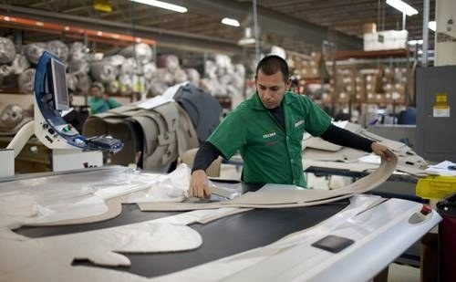 En la imagen, trabajadores de la empresa maquiladora APTIV. Foto La Jornada / Archivo