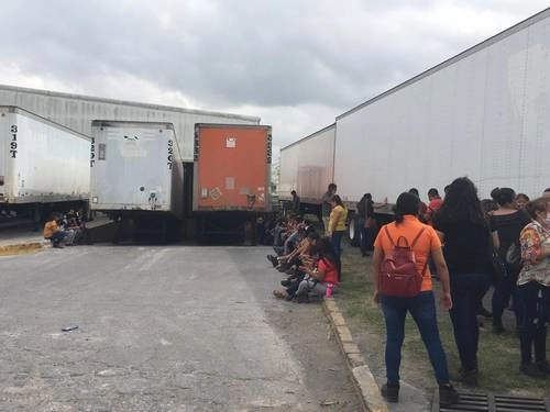 Trabajadores que cubren el segundo turno en la empresa Parker, ubicada en Ciudad Industrial, en Matamoros, Tamaulipas, permanecieron afuera de la maquiladora por temor a ser contagiados de Covid-19; tres de sus compañeros se encuentran en observación. Foto Julia Antonieta Le Duc