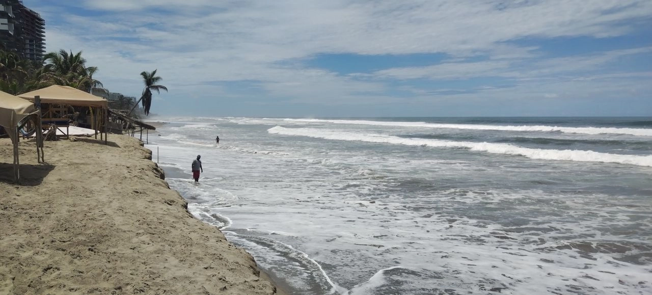 El fenómeno de mar de fondo continúa erosionando la franja de arena en la playa de Revolcadero, ahora en el acceso conocido como Playamar. Foto 