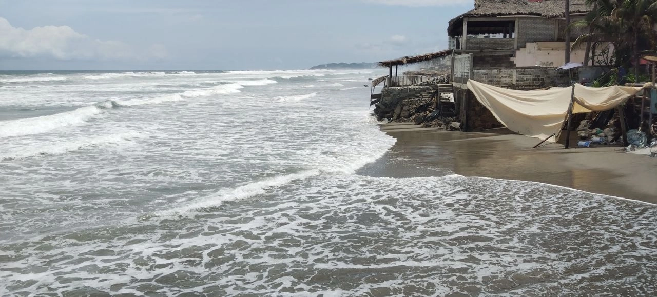 El fenómeno de mar de fondo ocasionó el derrumbe de al menos cinco establecimientos en la playa Alfredo Bonfil, en Acapulco. Foto 
