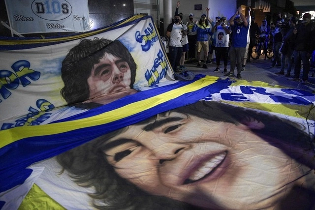 Seguidores de Maradona esperan afuera del hospital donde está internado el ex futbolista. Foto Afp