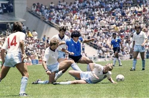 Tras la ‘Mano de Dios’, Maradona se resarció en México 86 anotando uno de los goles más bellos de un mundial tras eludir a cinco ingleses y hacer una carrera de 50 metros. Foto Afp / Archivo