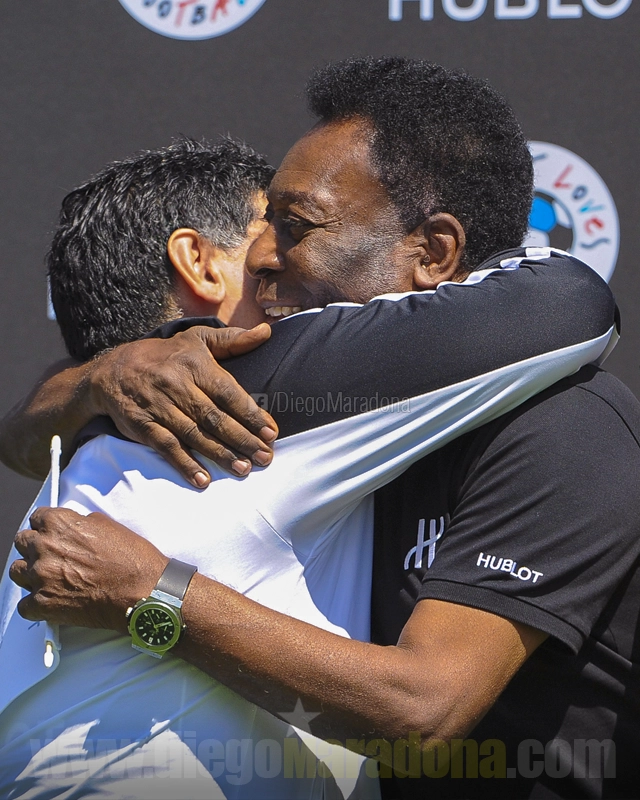 Diego Maradona saludó por su cumpleaños 80 al legendario "Rey Pelé" en un mensaje que divulgó este viernes en sus redes sociales. Foto tomada de facebook.com/diegomaradona