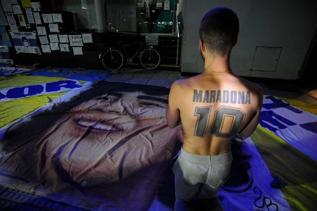 "Diego es muy difícil, muy difícil. No se imaginan. En esta oportunidad estamos intentando ser más fuertes que él", dijo el médico Leopoldo Luque en el centro médico. En la imagen, un aficionado espera afuera del sanatorio. Foto Afp