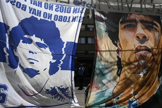 El ídolo del futbol Diego Maradona padece un hematoma subdural y será operado de urgencia en las próximas horas en Argentina, según una fuente cercana al astro. Foto Afp