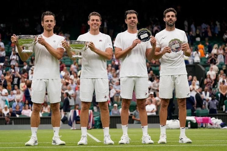 Horacio Zeballo y Marcel Granollers (pareja derecha) y los campeones de Wimbledon en dobles masculinos, el holandés Wesley Koolhof y el británico, Neal Skupski. Foto Ap