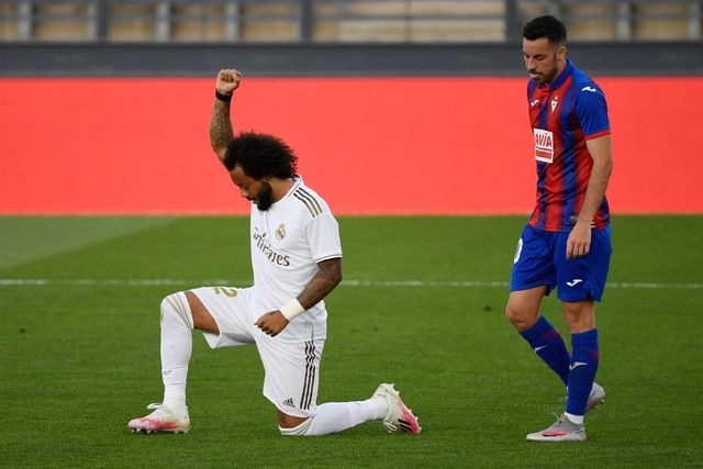 Marcelo se arrodilla y levanta el puño luego de marcar el 3-0 ante el Eibar, en duelo de la fecha 28 de La Liga. Foto Afp
