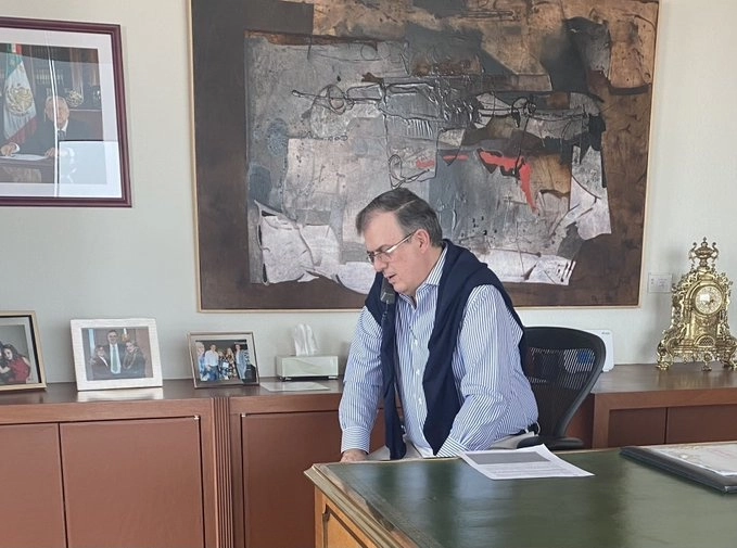 La funcionaria dio a conocer la información con la foto del canciller hablando por teléfono. Foto @marthadelgado