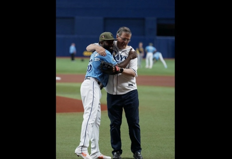 El canciller Marcelo Ebrard hizo una pausa en su gira de trabajo por Florida para lanzar la primera bola del partido de beisbol entre las Rayas de Tampa Bay y los Cerveceros de Milwaukee. Foto Tomada del Twitter @m_ebrard
