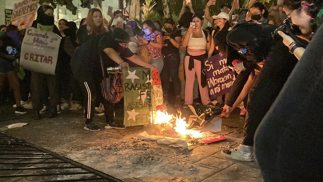 Al llegar al Palacio de Gobierno, las mujeres del segundo contingente comenzaron a rociar gasolina al inmueble, prendieron fuego a cartelones y pintaron las columnas del inmueble. Foto Luis Boffil