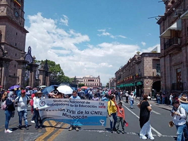 Maestros adheridos a la CNTE marchan en calles de Morelia, Michoacán. Foto Ernesto Martínez Elorriaga / Archivo