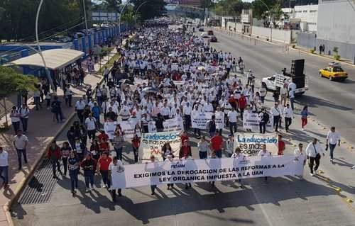Unos 5 mil estudiantes, maestros y personal administrativo de la Universidad Autónoma de Nayarit marcharon ayer por la avenida México rumbo a palacio de gobierno, en Tepic. Foto cortesía de la UAN