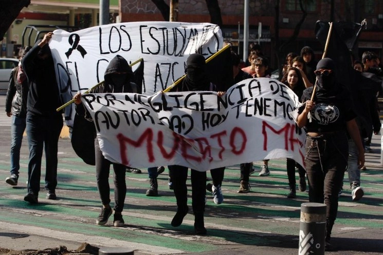 Encapuchados marcharon del Parque de la Bombilla a la Torre de Rectoría, en protesta por la muerte de un estudiante del CCH Azcapotzalco. Foto Cristina Rodríguez 