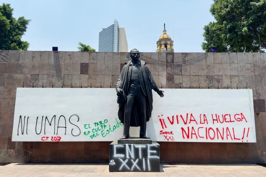 Maestros de la CNTE aguardan afuera de la Secretaría de Gobernación, para esperar los resultados de la reunión de los líderes magisteriales con las autoridades, en la Ciudad de México, el 20 de mayo de 2025. 