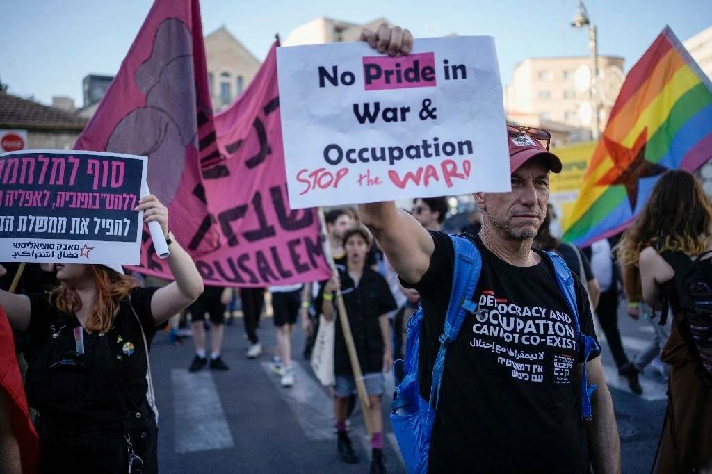 Omnipresente en Jerusalén desde hace ocho meses, el tema de la guerra se coló entre las consignas por los derechos LGBTQ. Foto Ap.