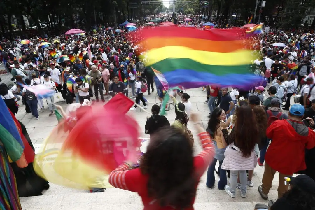 En el Ángel de la Independencia denunciaron que en México prevalece la criminalización de esta población “por nuestra orientación sexual, identidad o expresión de género”. Foto 