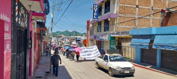 Amenazados por la agrupación ‘El Maíz’, señalada como base social del cártel Jalisco ‘Nueva generación’, miles de habitantes del municipio de Frontera Comalapa, Chiapas, marcharon ayer para demandar a las autoridades que retiren los bloqueos carreteros que integrantes del cártel de Sinaloa presuntamente mantienen en esa localidad. Foto ‘La Jornada’