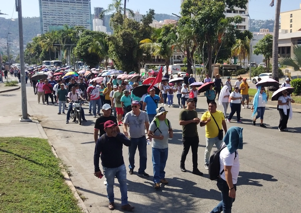 Profesores integrantes de la CETEG marcharon en Acapulco contra la propuesta presidencial de reforma a ley del Issste. Foto 