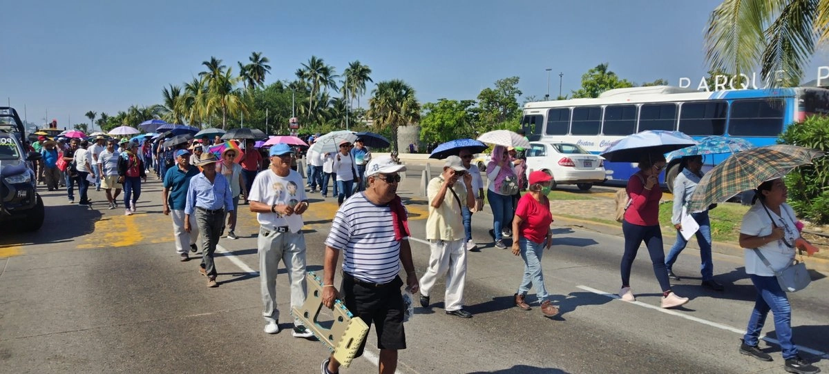 Profesores marcharon sobre la avenida Costera Miguel Alemán, del Asta Bandera a la glorieta de la Diana, el 13 de noviembre de 2025. Foto 