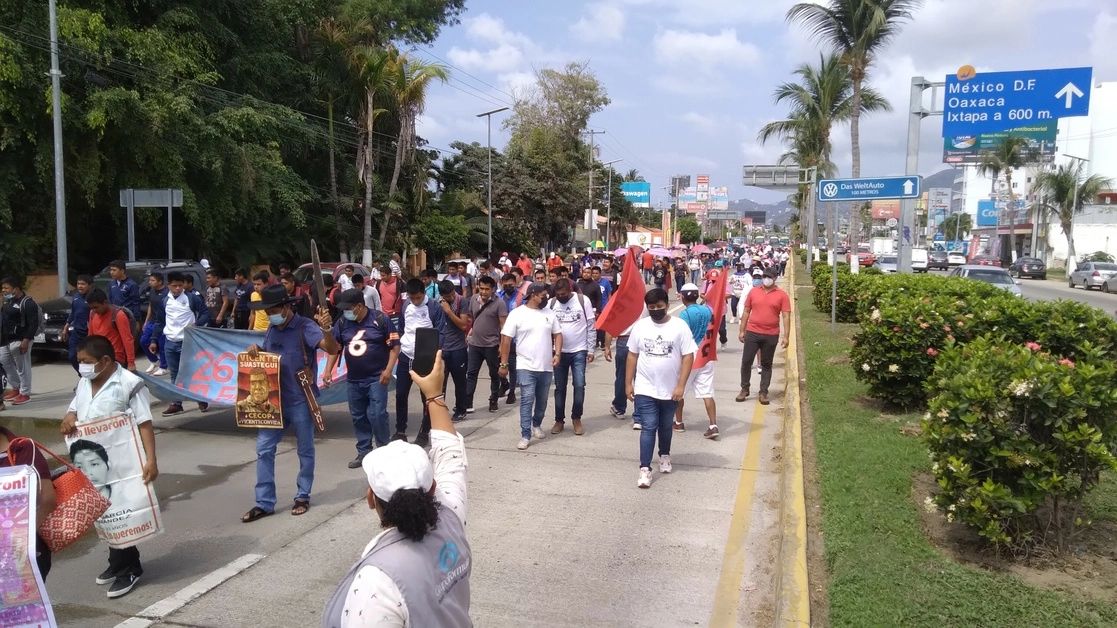 Maestros de la Ceteg marchan en Acapulco en conmemoración del séptimo aniversario luctuoso del profesor jubilado Claudio Castillo Peña, muerto tras un desalojo implementado por la policía federal en 2015. Foto Héctor Briseño
