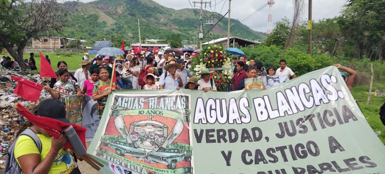 Con una marcha en exigencia de justicia, integrantes de la Organización Campesina de la Sierra del Sur marcha para conmemorar el 30 aniversario de la masacre de Aguas Blancas, en la que fueron asesinados 17 campesinos por la policía motorizada estatal. Foto  