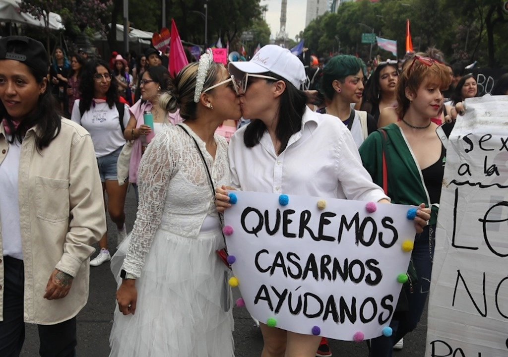 Las asistentes partieron del Ángel de la Independencia al Monumento a la Revolución. Foto Yasmín Ortega Cortés 
