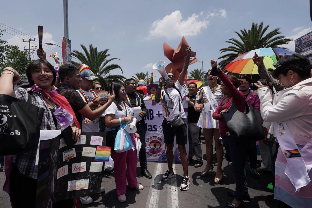 Diversos colectivos de municipios mexiquenses y de otros estados, se dieron cita al pie de la escultura monumental Cabeza de Coyote de donde partió la caravana colorida con rumbo a la explanada Unión de Fuerzas del palacio municipal de Nezahualcóyotl.