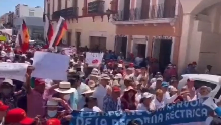 El contingente se detuvo frente a las oficinas estatales del partido tricolor dónde realizaron pintas en las paredes por negarse a aprobar la reforma. Foto Twitter @oliverpachecoMX
