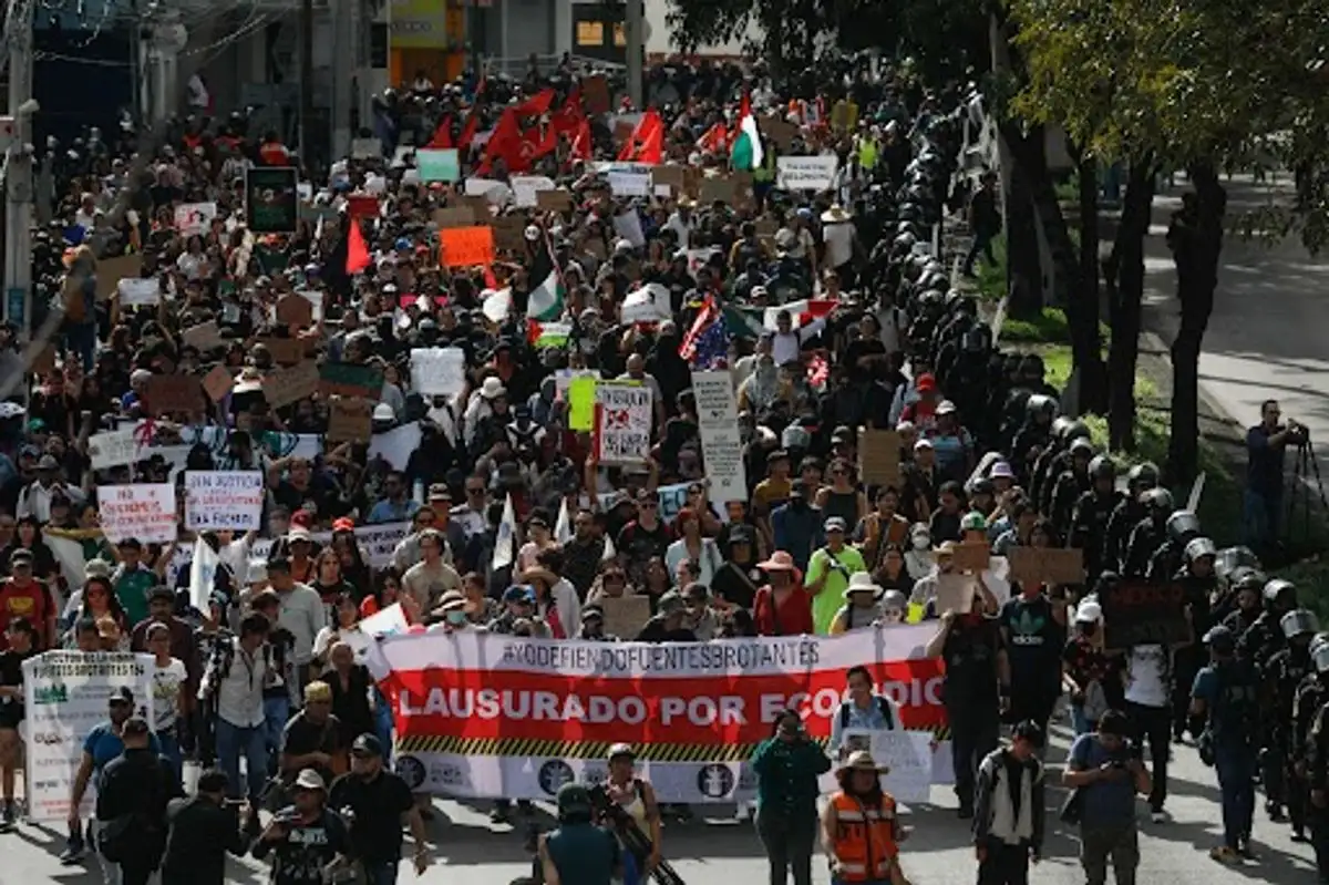 Más de 20 colectivos marcharon sobre Insurgentes, del Metrobús Fuentes Brotantes hacia El Caminero, con la consigna de que se cancele una megaobra inmobiliaria en la zona. Luego, encapuchados causaron destrozos en el MUAC y mobiliario urbano. La UNAM condenó los hechos e interpondrá denuncias. 