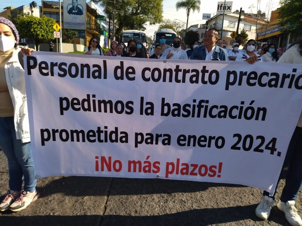 Trabajadores del personal de salud de Veracruz realizan una marcha en la capital del estado para pedir que se transparente el proceso de basificación de los trabajadores, el 22 de enero de 2024. Foto Eirinet Gómez