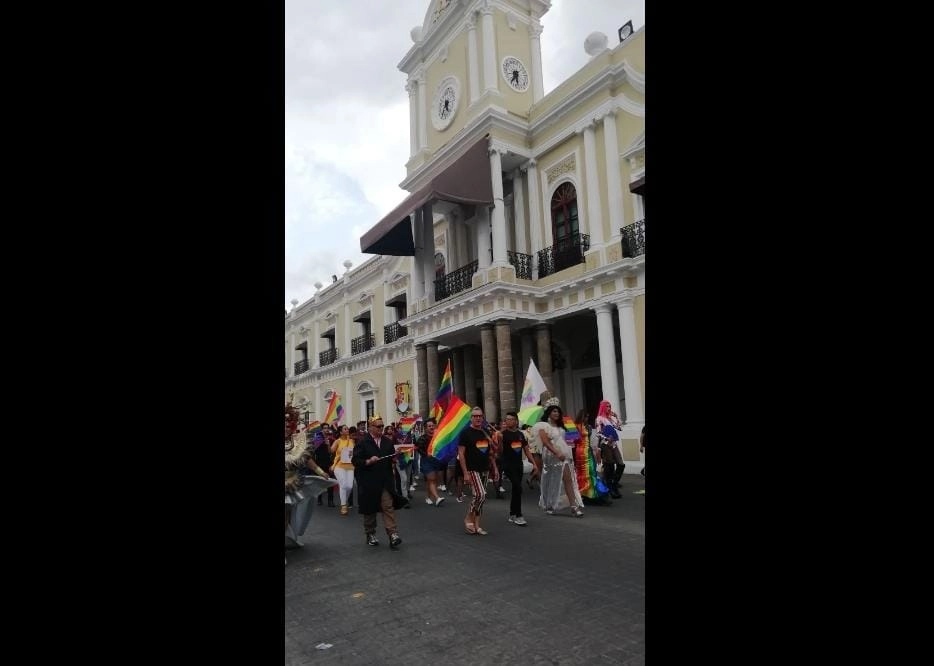 Más de un millar de personas de todas las edades participaron en la marcha por la defensa de los derechos de la comunidad LGBT+ en Tepic, Nayarit. Foto Luis Martín Sánchez