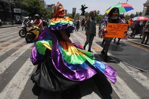 La pandemia no contuvo al orgullo gay, que tuvo su encuentro digital y algunos desfilaron del Ángel de la Independencia al Zócalo. Foto José Antonio López