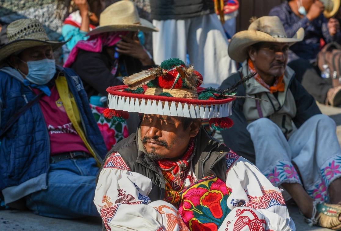 La Caravana de la Dignidad y la Conciencia Wixárika continuó el recorrido que inició el pasado 25 de abril de la sierra norte de Jalisco rumbo a la capital del país, donde esperan los reciba el presidente Andrés Manuel López Obrador. Los indígenas arribaron ayer al municipio mexiquense de Ocoyoacac después de avanzar más de 30 kilómetros desde Toluca. Foto Cuartoscuro