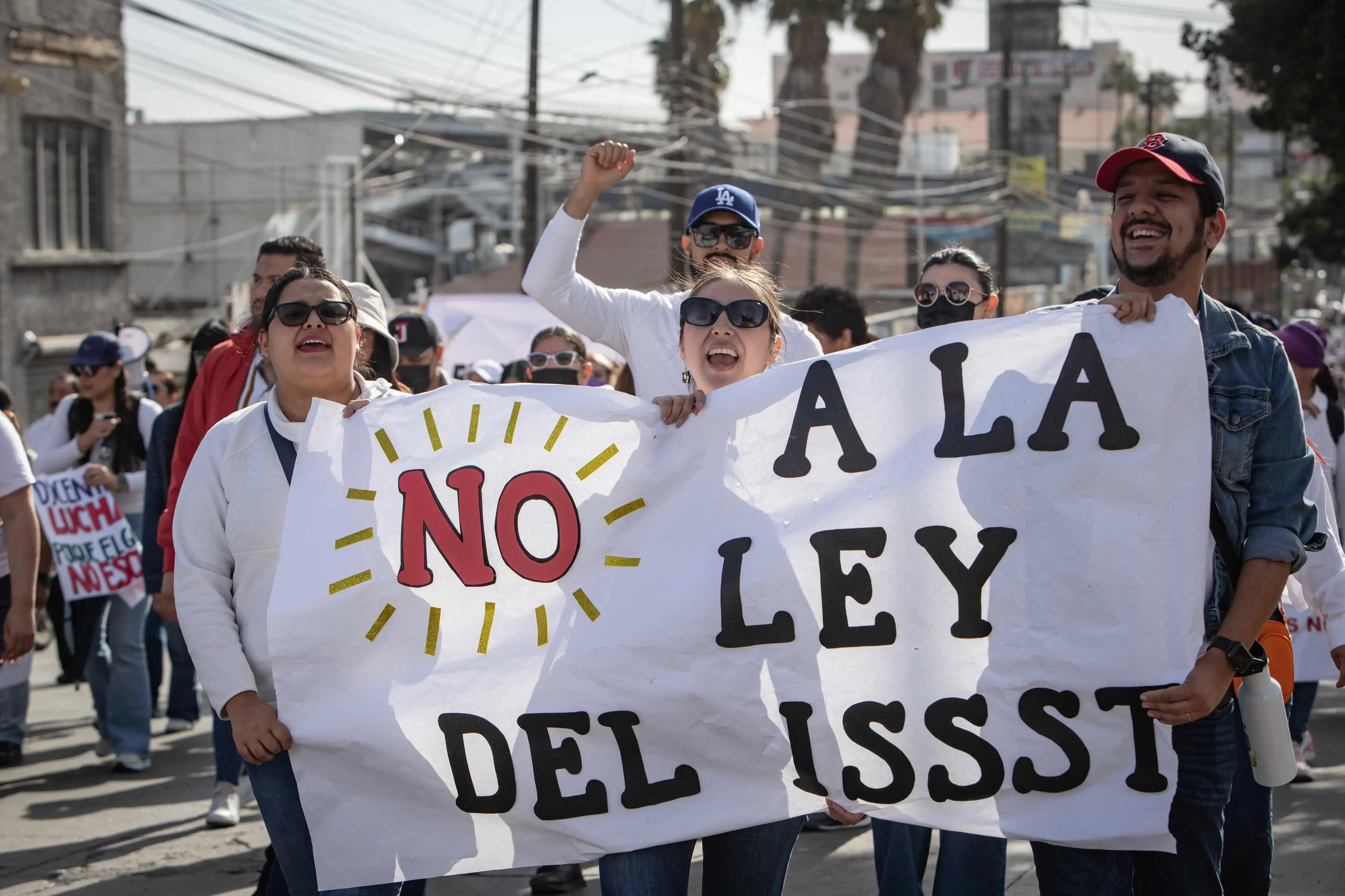 La Jornada - Marchan 10 mil trabajadores en Baja California contra reformas a Ley del Issste