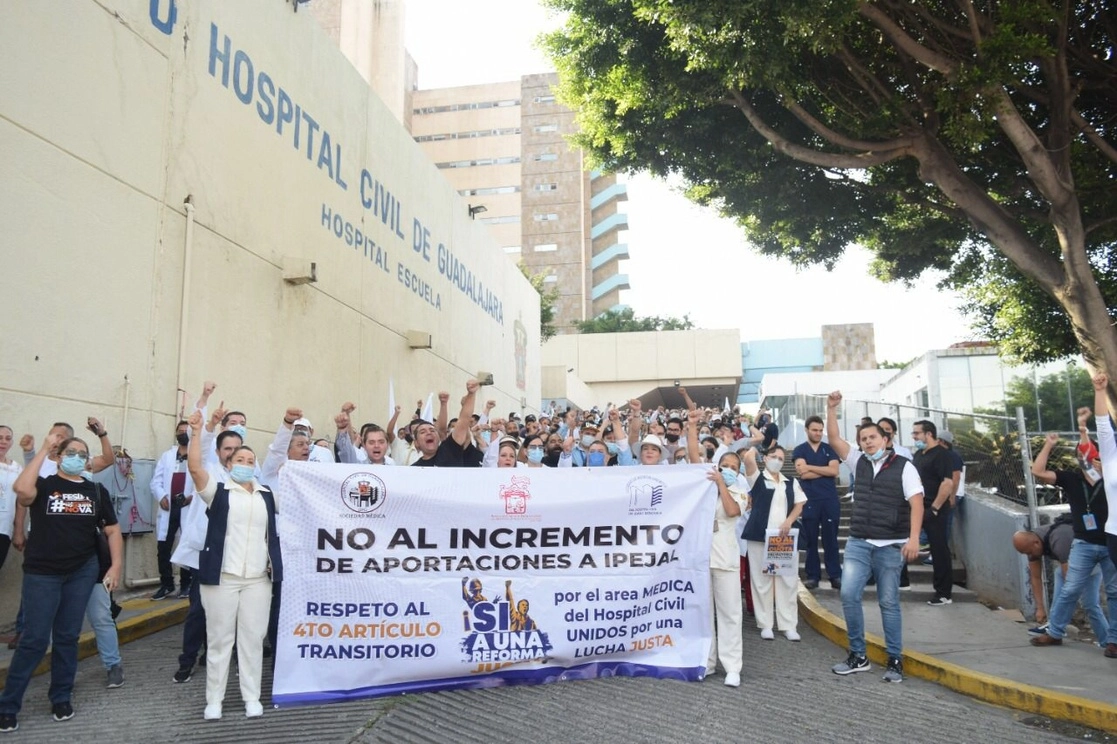 Trabajadores del gobierno de Jalisco y municipales rechazan una reforma al sistema de pensiones. Foto @HR_JuanJose