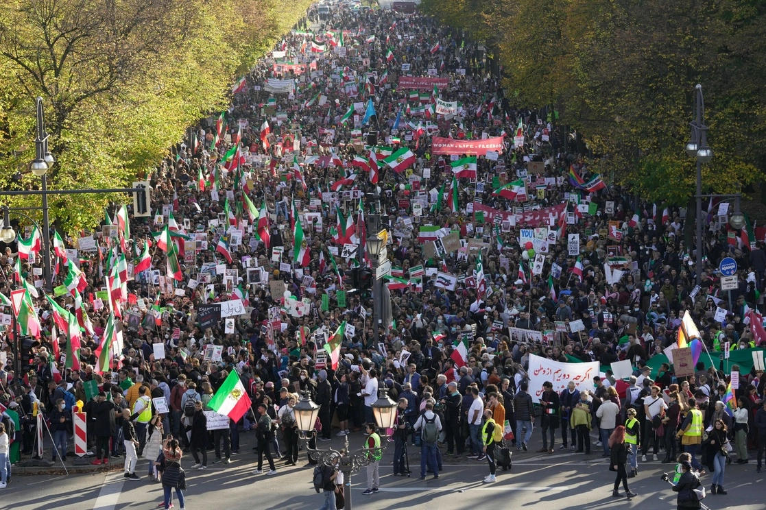 Protesta contra el régimen iraní en Berlín, Alemania, tras la muerte de Mahsa Amini bajo la custodia de la notoria "policía de la moralidad" de la República Islámica, el 22 de octubre de 2022. Foto Ap